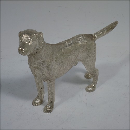A very handsome Sterling Silver cast model of a male Labrador gun dog, having a realistically hand-chased body. Made in London in 2016. The dimensions of this fine hand-made cast sterling silver Labrador dog model are height 8.5 cms (3.3 inches), length 12.5 cms (5 inches), width 2.5 cms (1 inch), and it weighs approx. 275g (8.9 troy ounces).