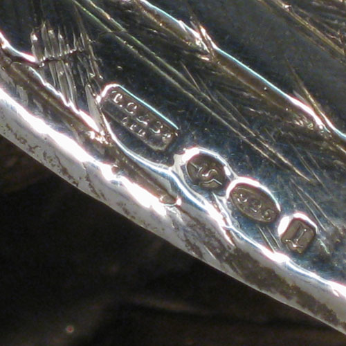 Sterling silver large cast model of a pheasant cock bird, having realistically hand-chased feathers. Imported and having hallmarks for London in 1926. Height 21.5 cms (8.5 inches), length 35 cms (13.75 inches), width 8 cms (3 inches). Weight approx. 412g (13.3 troy ounces).
