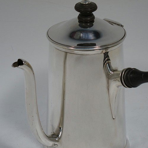 A very handsome Antique Victorian Sterling Silver gravy Argyll, having a plain round body with tapering sides and applied reeded borders, a domed hinged lid with wooden finial, a scroll pouring spout, a wooden handle that unscrews to reveal an opening for adding hot water to the water jacket, and all sitting on a flat base. Made D. and J. Welby of London in 1887. The dimensions of this fine hand-made antique silver Argyll are height 15 cms (6 inches), diameter at base 8.5 cms (3.3 inches), length 12 cms (4.75 inches), and it weighs approx. 350g (11.3 troy ounces).