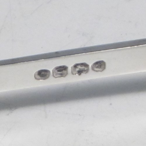 Antique Georgian sterling silver Fiddle pattern pair of asparagus serving tongs, having hand-pierced blades, and original retaining guard with screws. Made by William Eley of London in 1828. The dimensions of this fine hand-made silver pair of asparagus tongs are length 24 cms (9.5 inches), and it weighs approx. 162g (5.2 troy ounces). Please note that this item is crested.