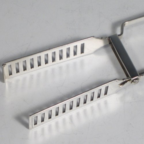 Antique Victorian sterling silver Old English pattern pair of asparagus serving tongs, having hand-pierced blades, and original retaining guard with screws. Made by William Hutton of London in 1895. The dimensions of this fine pair of antique silver asparagus servers are length 22.5 cms (8.75 inches), and they weigh approx. 122g (4 troy ounces).