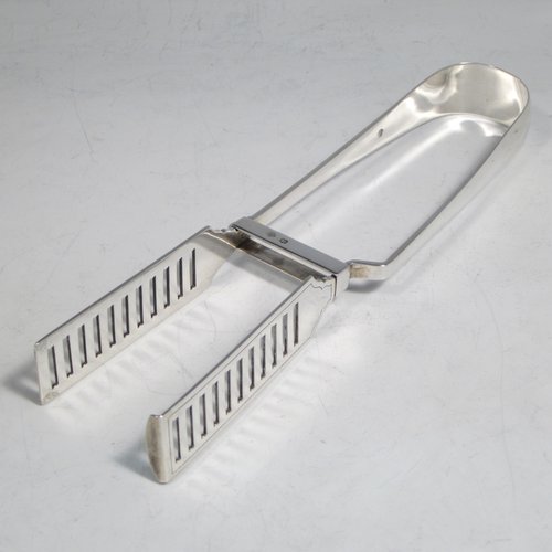 Antique Victorian sterling silver Old English pattern pair of asparagus serving tongs, having hand-pierced blades, and original retaining guard with screws. Made by William Hutton of London in 1895. The dimensions of this fine pair of antique silver asparagus servers are length 22.5 cms (8.75 inches), and they weigh approx. 122g (4 troy ounces).