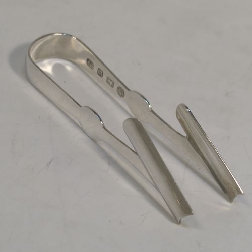 An elegant set of six Antique Victorian Sterling Silver asparagus eating tongs, in a very plain style. These handsome silver asparagus eaters were made by William Henry Skinner of London in 1896. The dimensions of this fine set of six antique sterling silver asparagus eating tongs are length 11 cms (4.25 inches), and they weigh a total of approx. 191g (6.2 troy ounces).