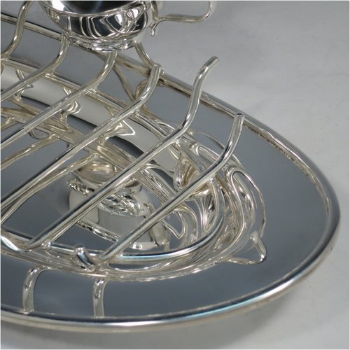 An Antique Edwardian Silver Plated asparagus serving set, having a plain oval body, with an applied rounded border, an original wire-work serving rack, a sauce boat sat in a frame with loop handle, and all sitting on a flat base. Made by Charles Green & Co., of Sheffield in ca. 1900. The dimensions of this fine hand-made silver-plated asparagus serving set are length 34 cms (13.5 inches), and width, 19 cms (7.5 inches).