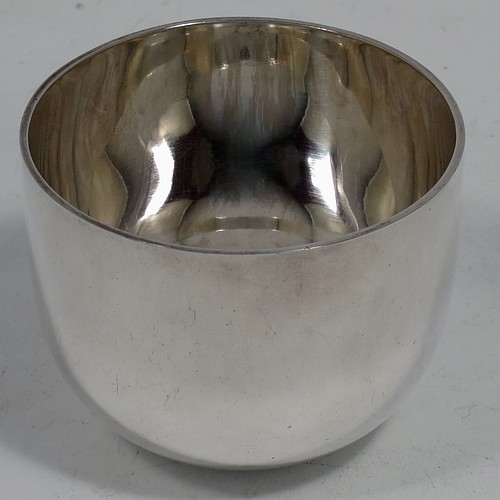 A very handsome pair of Sterling Silver tumbler cups, having plain round bodies. Made by Wakely and Wheeler of London in 1978/79. The dimensions of these fine hand-made silver tumbler cups are height 5 cms (2 inches), diameter 6.5 cms (2.5 inches), and their total weight is approx. 218g (7 troy ounces).