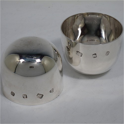 A very handsome pair of Sterling Silver tumbler cups, having plain round bodies. Made by Wakely and Wheeler of London in 1978/79. The dimensions of these fine hand-made silver tumbler cups are height 5 cms (2 inches), diameter 6.5 cms (2.5 inches), and their total weight is approx. 218g (7 troy ounces).