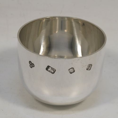 A very handsome and heavy pair of Sterling Silver tumbler cups, having plain round bodies. These beautiful silver tumbler cups were made by Payne and Son of London in 1983. The dimensions of these fine hand-made silver tumbler cups are height 5 cms (2 inches), diameter 6.5 cms (2.5 inches), and their total weight is approx. 356g (11.5 troy ounces).
