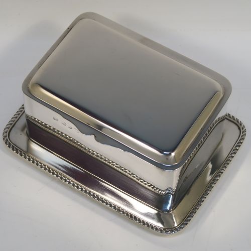 A very elegant Antique Victorian Sterling Silver table box, having a rectangular body, with hinged lid and thumb-piece, a gold-gilt interior, with an attached plate with gadroon border and sitting on a flat base. This handsome silver box was made by Heath and Middleton of Birmingham in 1897. The dimensions of this fine hand-made antique silver table box are length 17 cms (6.75 inches), width 12.5 cms (5 inches), height 8 cms (3 inches), and it weighs approx. 547g (17.6 troy ounces)