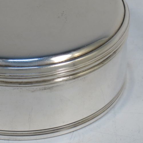 A very handsome Antique Georgian Sterling Silver very plain round table box, having a lift-off slightly lid, with reeded borders, and sitting on a flat base. Made by William Parker of London in 1818. The dimensions of this fine hand-made antique silver box are diameter 9 cms (3.5 inches), height 4 cms (1.5 inches), and it weighs approx. 191g (6.2 troy ounces).  