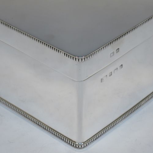A very elegant and simple Sterling Silver table box, having a plain rectangular body with straight sides and applied gadroon borders, a hinged lid, and sitting of a flat base. Made by Hukin and Heath of Birmingham in 1937. The dimensions of this fine hand-made silver table box are length 15 cms (6 inches), width 11.5 cms (4.5 inches), height 7.5 cms (3 inches), and it weighs approx. 588g (19 troy ounces)  