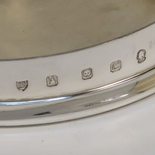 A very elegant and heavy Britannia Standard Silver copy of a Georgian Freedom box, having a plain oval body with straight sides, a pull-off lid, a gold-gilt interior, and sitting of a flat base. This handsome silver box was made by the Parson Brothers for Tessier of London in 1977. The dimensions of this fine hand-made Britannia standard silver table box are length 9.5 cms (3.75 inches), width 8 cms (3.25 inches), height 2.5 cms (1 inch), and it weighs approx. 189g (6 troy ounces)