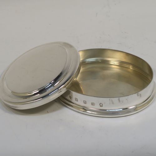 A very elegant and heavy Britannia Standard Silver copy of a Georgian Freedom box, having a plain oval body with straight sides, a pull-off lid, a gold-gilt interior, and sitting of a flat base. This handsome silver box was made by the Parson Brothers for Tessier of London in 1977. The dimensions of this fine hand-made Britannia standard silver table box are length 9.5 cms (3.75 inches), width 8 cms (3.25 inches), height 2.5 cms (1 inch), and it weighs approx. 189g (6 troy ounces)