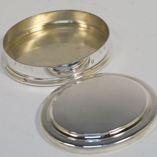 A very elegant and heavy Britannia Standard Silver copy of a Georgian Freedom box, having a plain oval body with straight sides, a pull-off lid, a gold-gilt interior, and sitting of a flat base. This handsome silver box was made by the Parson Brothers for Tessier of London in 1977. The dimensions of this fine hand-made Britannia standard silver table box are length 9.5 cms (3.75 inches), width 8 cms (3.25 inches), height 2.5 cms (1 inch), and it weighs approx. 189g (6 troy ounces)