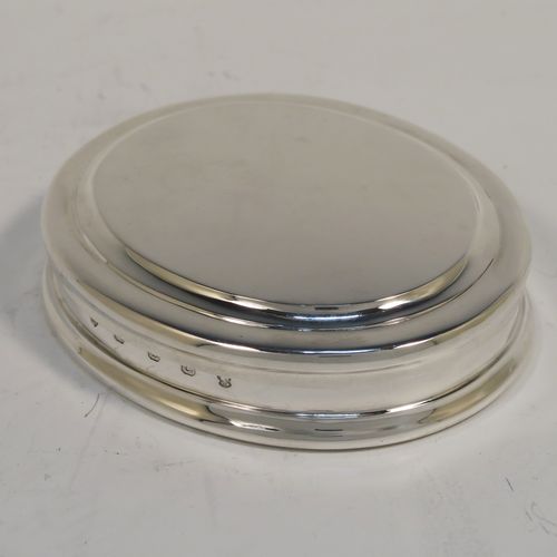 A very elegant and heavy Britannia Standard Silver copy of a Georgian Freedom box, having a plain oval body with straight sides, a pull-off lid, a gold-gilt interior, and sitting of a flat base. This handsome silver box was made by the Parson Brothers for Tessier of London in 1977. The dimensions of this fine hand-made Britannia standard silver table box are length 9.5 cms (3.75 inches), width 8 cms (3.25 inches), height 2.5 cms (1 inch), and it weighs approx. 189g (6 troy ounces)