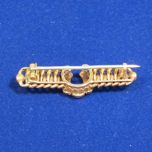 An Antique Victorian 15ct carat gold bar brooch, with the front having seven old pearls applied as a horse-shoe shape sitting on an inter-twined looped body, and the back having a plain steel security pin. Made in ca. 1880. The dimensions of this fine antique gold bar brooch are length 3.5 cms (1.3 inches), width 4 cms (1.5 inch), and it weighs approx. 4g.