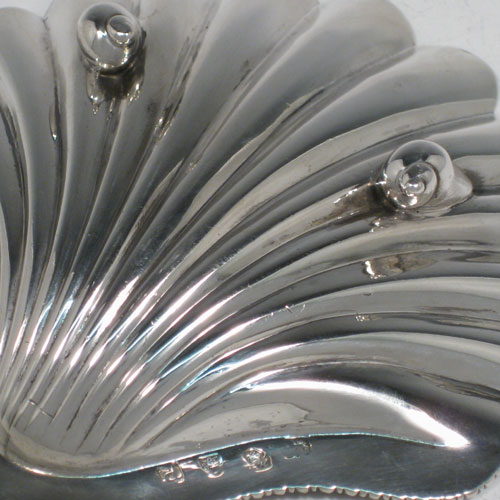 Antique Georgian sterling silver pair of butter shells, having applied gadroon borders, shell-style bodies, and sitting on two cast shell feet. Made by the Royal Goldsmith and Silversmith Thomas Heming of London in 1779. Please note that both are crested. Length 12 cms (4.75 inches), width 11 cms (4.5 inches). Total weight approx. 180g (5.8 troy ounces).