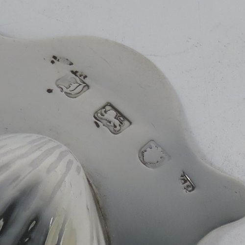 A very handsome Antique Georgian Sterling Silver butter shell, having a hand-chased traditional scallop shape, and sitting on two cast conch shell feet. Made by William Plummer of London in 1764. The dimensions of this fine hand-made antique silver butter shell are length 14 cms (5.5 inches), width 12 cms (4.75 inches), and with a weight of approx. 87g (2.8 troy ounces). Please note that this item is crested.