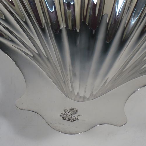 A very handsome Antique Georgian Sterling Silver butter shell, having a hand-chased traditional scallop shape, and sitting on two cast conch shell feet. Made by William Plummer of London in 1764. The dimensions of this fine hand-made antique silver butter shell are length 14 cms (5.5 inches), width 12 cms (4.75 inches), and with a weight of approx. 87g (2.8 troy ounces). Please note that this item is crested.