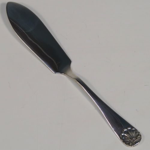 A very handsome Antique Victorian Sterling Silver butter shell and original butter knife, the shell having a hand-chased scalloped body, and sitting on three ball feet, the butter knife in the Old English Shell pattern, and all in their original blue satin and velvet-lined presentation box. Made by John & William Deakin of Sheffield in 1896. The dimensions of this fine hand-made antique silver butter dish and knife are length of dish 10 cms (4 inches), width 8.5 cms (3.25 inches), length of knife 10.5 cms (4.25 inches), and they weigh a total of approx 47g (1.5 troy ounces).