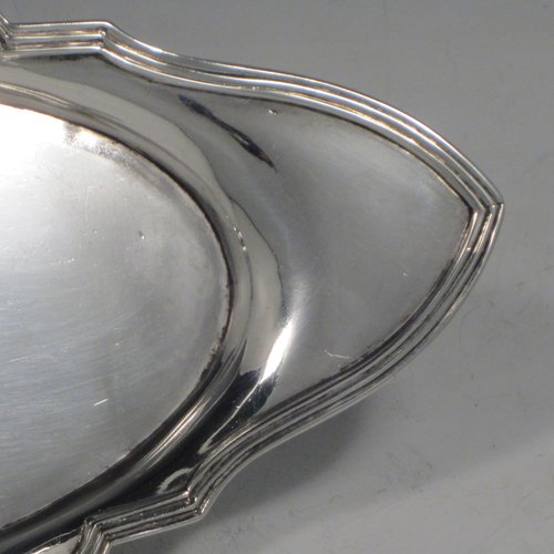 Antique Georgian sterling silver candle scissor snuffer stand, having a plain shaped oval body, with pointed ends, an applied reeded border, and sitting on a flat base. Made by John Emes of London in 1799. The dimensions of this fine hand-made silver snuffer stand are length 25.5 cms (10 inches), width 10 cms (4 inches), and it weighs approx. 144g (4.6 troy ounces).   