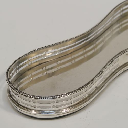 A very pretty Antique Georgian Sterling Silver candle scissor snuffer stand, in a neoclassical lozenge-shaped style with a hand-pierced galleried side and an applied bead-edged border, over a wooden insert with green felted base. This beautiful silver scissor snuffer stand was made in London in 1778. The dimensions of this fine hand-made antique silver scissor snuffer stand are length of stand 18.5 cms (7.25 inches), and width at widest points 6 cms (2.3 inches).