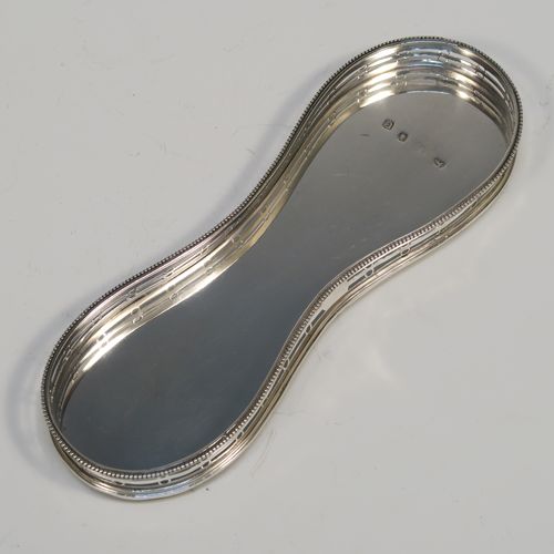 A very pretty Antique Georgian Sterling Silver candle scissor snuffer stand, in a neoclassical lozenge-shaped style with a hand-pierced galleried side and an applied bead-edged border, over a wooden insert with green felted base. This beautiful silver scissor snuffer stand was made in London in 1778. The dimensions of this fine hand-made antique silver scissor snuffer stand are length of stand 18.5 cms (7.25 inches), and width at widest points 6 cms (2.3 inches).