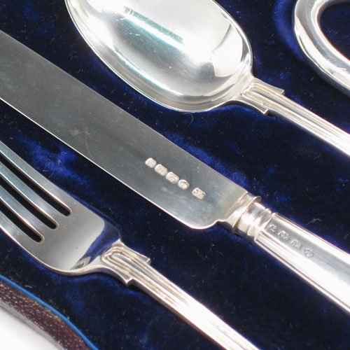 Antique Victorian sterling silver christening set consisting of a plain christening mug with loop handle, and a knife, fork, and spoon in the Fiddle and Thread pattern, all in original blue satin and velvet-lined presentation box. Made by the Savory Brothers of London in 1879. Height of mug 8 cms (3 inches), length of knife 19 cms (7.5 inches). Total weight approx. 251g (8 troy ounces).