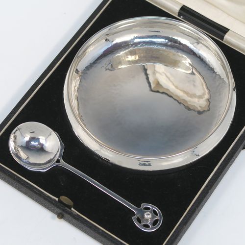 A beautiful Arts and Crafts style sterling Silver christening set, consisting of a round bellied bowl with hand-hammered decoration, and a plain spoon with a hand-pierced and applied ball handle, all sitting in their original cream satin and black velvet-lined presentation box. This fantastic Arts and Crafts silver bowl and spoon set was made by A. E. Jones of Birmingham in 1926/28. The dimensions of this fine hand-made silver christening set are length of spoon 13 cms (5 inches), diameter of bowl 13.5 cms (5.25 inches), and the total weight is approx. 178g (5.7 troy ounces).