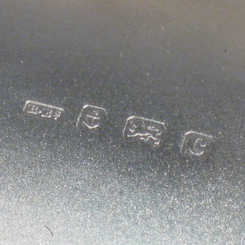 Antique Edwardian sterling silver cigar case, having a rectangular shaped body with rounded corners, hand-engraved floral decoration, central vacant cartouche, and thumb-piece with catch. Made by the Robinson Brothers of Birmingham in 1902. Length 13 cms (5 inches), width 6 cms (2.3 inches), depth 2.5 cms (1 inch). Weight approx. 115g (3.7 troy ounces).