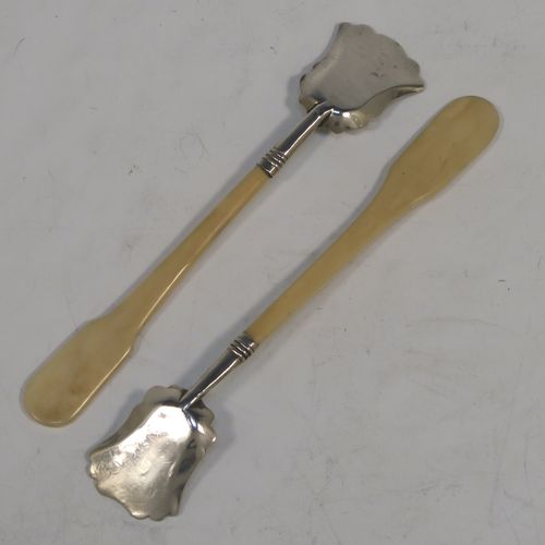 A very elegant and rare Antique Georgian Sterling Silver and bone-handled pair of salt spoons, in a plain shovel blade style, with Fiddle pattern handles. This beautiful pair of antique silver condiment spoons were made by James Collins of Birmingham in 1830. The dimensions of these fine hand-made antique silver salt spoons are length 10 cms, and width across the blade is 2 cms (0.75 inches).   