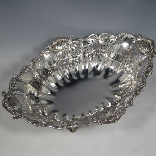 Antique Victorian sterling silver fine oval dish with fluted and hand-perced decoration, cast shell and foliate border, and cast shell feet. Made by Turner Bradbury of London in 1894. The dimensions of this fine hand-made table dish are height 11.5 cms (4.5 inches), length 34 cms (13.5 inches), width 24 cms (9.5 inches), and it weighs approx. 30 troy ounces (930g).