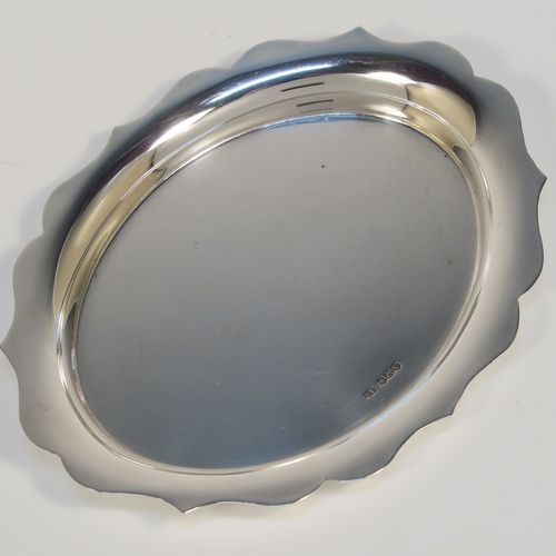 An elegant Sterling Silver condiment or bon-bon dish, having a plain oval body with a raised Chippendale style border, and sitting on a flat base. This handsome silver condiment dish was made by Emile Viner of Sheffield in 1938. The dimensions of this fine hand-made silver dish are length 15 cms (6 inches), width 11.5 cms (4.5 inches), and it weighs approx. 127g (4 troy ounces).