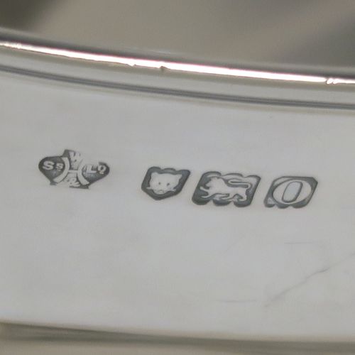 A very handsome Antique Edwardian Sterling Silver bread roll table dish, having a very plain oval boat-shaped body, with an applied reeded border, and all sitting on a flat base. This elegant antique silver bread dish was made by William Hutton of London in 1909. The dimensions of this fine hand-made antique silver bread-roll dish are length 28 cms (11 inches), width 17 cms (6.75 inches), height 9 cms (3.5 inches), and it weighs approx. 470g (15 troy ounces).