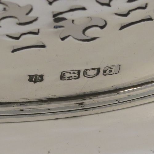 A very elegant Antique Victorian sterling silver bread roll table dish, having an oval body with hand-pierced floral style decoration, an applied gadroon top border, with two cut-out oval side handles, and sitting on a flat base. This handsome antique silver bread roll dish was made by Gibson and Langland of London in 1899. The dimensions of this fine hand-made silver bread dish are length 27.5 cms (10.75 inches), width 17 cms (6.75 inches), height 9 cms (3.5 inches), and it weighs approx. 538g (17.4 troy ounces).