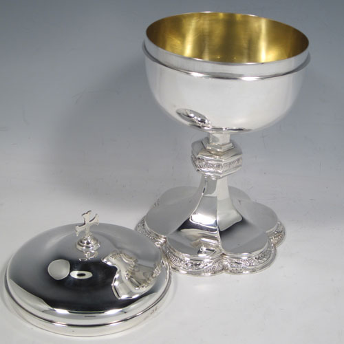 Sterling silver Ciborium, having a plain round body, sitting on a hexafoil base with hand-chased grape-vine border, a lift-off lid with crucifix finial, and gold-gilt interior. Made by Francis Tucker and Co. Ltd., of London in 1940. The dimensions of this fine hand-made silver ciborium are height 22 cms (8.75 inches), diameter 12 cms (5 inches), and it weighs a total of approx. 618g (20 troy ounces).