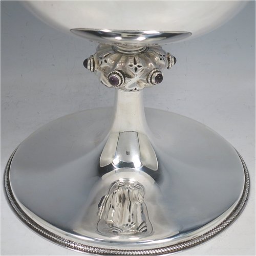 A large Antique Sterling Silver Ciborium, having a plain round body with applied rope-twist borders, sitting on a matching pedestal foot, a gold-gilt interior with a lift-off lid and cast finial, with a central baluster having six applied Amethyst Cabochon semi-precious stones. Made in London in 1914. The dimensions of this fine hand-made antique silver ciborium are height 23 cms (9 inches), diameter of cup 17 cms (6.75 inches), and it weighs a total of approx. 790g (25.5 troy ounces).
