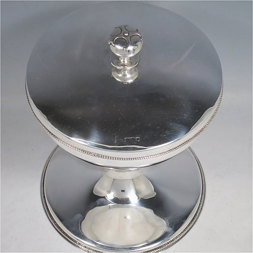 A large Antique Sterling Silver Ciborium, having a plain round body with applied rope-twist borders, sitting on a matching pedestal foot, a gold-gilt interior with a lift-off lid and cast finial, with a central baluster having six applied Amethyst Cabochon semi-precious stones. Made in London in 1914. The dimensions of this fine hand-made antique silver ciborium are height 23 cms (9 inches), diameter of cup 17 cms (6.75 inches), and it weighs a total of approx. 790g (25.5 troy ounces).
