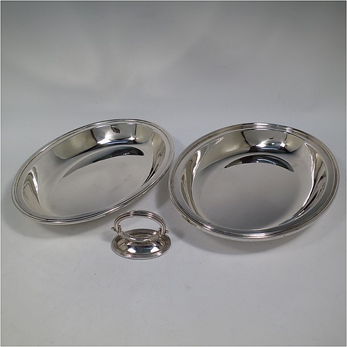 An Antique Victorian Sterling Silver pair of entree dishes, having plain oval bodies, with lift-off lids, removable bayonet-fit handles, applied reeded borders, and sitting on flat bases. Made by the Savory Brothers of London in 1893. The dimensions of this fine pair of hand-made antique silver entree dishes and covers are length 29 cms (11.5 inches), width 22 cms (8.75 inches), and they weigh a total of approx. 3,472g (112 troy ounces).