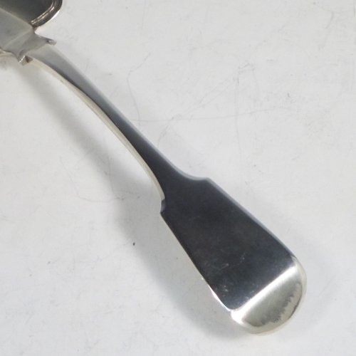 Antique Georgian sterling silver fish server slice, having a plain Fiddle pattern handle, a hand-pierced asymmetrical and curved blade, and a hand-engraved reeded border. Made by William Eley of London in 1830. The dimensions of this fine hand-made silver fish serving slice are length 30 cms (11.75 inches), and it weighs approx. 119g (3.8 troy ounces).   