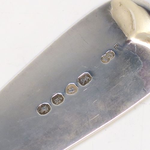 A very handsome Antique Victorian Sterling Silver fish server slice, in the Fiddle pattern, with a hand-pierced asymmetrical and curved blade. This elegant antique silver fish serving slice was made by George Adams of London in 1845. The dimensions of this fine hand-made antique silver fish server are length 32 cms (12.5 inches), and it weighs approx. 173g (5.6 troy ounces). Please note that this item is crested on the handle.