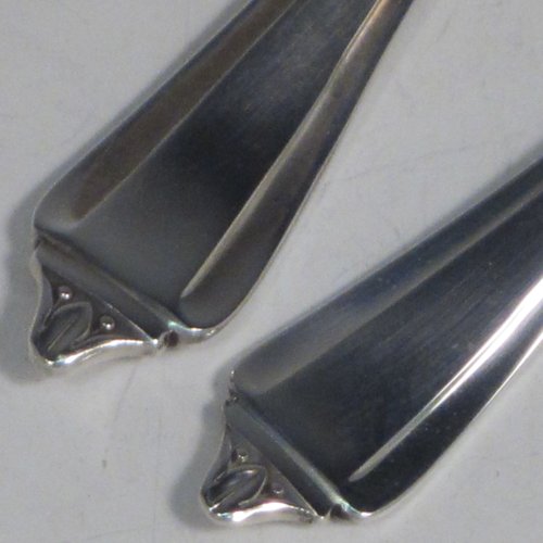 Sterling silver Belmont pattern flatware / cutlery service in original canteen, having 30 pieces in total, including 6 table forks, 6 dessert forks, 6 dessert spoons, 6 table knives, and 6 dessert knives. All made in Sheffield in 1939. The dimensions of this fine hand-made silver cutlery service are length of table fork 19 cms (7.5 inches), length of table knife 25.5 cms (10 inches), and the total weight is approx. 1,250g (40 troy ounces). Please note that the canteen has damage to the external veneer, and that the brass plaque on top of the box lid is monogrammed.