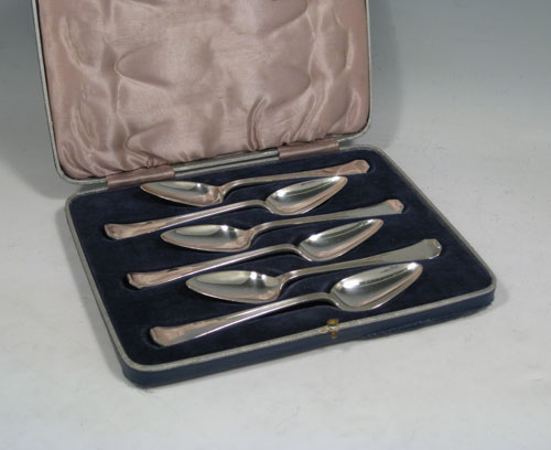 Sterling Silver Art Deco set of six grape-fruit spoons, having plain pointed oval bowls, and reeded Art Deco pattern handles, all in original satin and velvet-lined presentation box. Made by George Heath of Sheffield in 1934. The dimensions of these fine hand-made grapefruit spoons are length 14 cms (5.5 inches), and they weigh a total of 151g (4.9 troy ounces).   