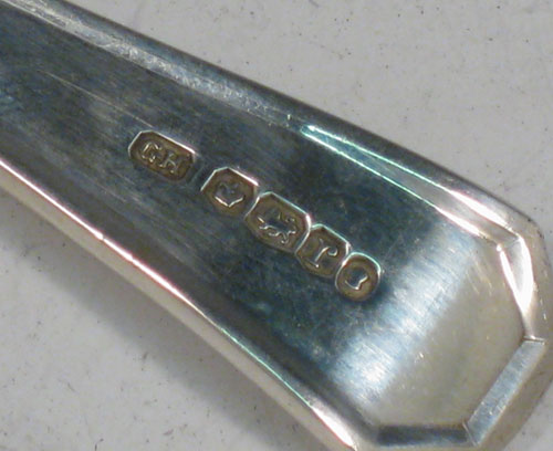 Sterling Silver Art Deco set of six grape-fruit spoons, having plain pointed oval bowls, and reeded Art Deco pattern handles, all in original satin and velvet-lined presentation box. Made by George Heath of Sheffield in 1934. The dimensions of these fine hand-made grapefruit spoons are length 14 cms (5.5 inches), and they weigh a total of 151g (4.9 troy ounces).