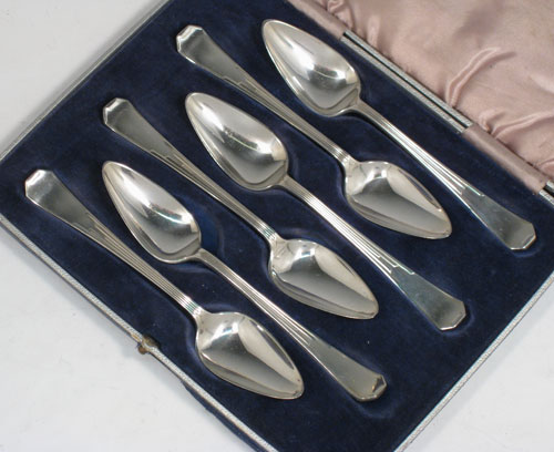 Sterling Silver Art Deco set of six grape-fruit spoons, having plain pointed oval bowls, and reeded Art Deco pattern handles, all in original satin and velvet-lined presentation box. Made by George Heath of Sheffield in 1934. The dimensions of these fine hand-made grapefruit spoons are length 14 cms (5.5 inches), and they weigh a total of 151g (4.9 troy ounces).