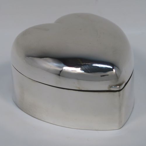 A pretty Antique Edwardian Sterling Silver jewellery box, having a plain heart-shaped body with straight sides, a hinged lid, a gold-gilt interior, and all sitting on a flat base. This beautiful heart-shaped silver jewelery box was made by Mappin and Webb of London in 1907. The dimensions of this fine hand-made antique silver jewellery box are length 9 cms (3.5 inches), width 7.5 cms (3 inches), and height 5 cms (2 inches), and it weighs approx. 102g (3.3 troy ounces).   