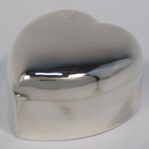 A pretty Antique Edwardian Sterling Silver jewellery box, having a plain heart-shaped body with straight sides, a hinged lid, a gold-gilt interior, and all sitting on a flat base. This beautiful heart-shaped silver jewelery box was made by Mappin and Webb of London in 1907. The dimensions of this fine hand-made antique silver jewellery box are length 9 cms (3.5 inches), width 7.5 cms (3 inches), and height 5 cms (2 inches), and it weighs approx. 102g (3.3 troy ounces).
