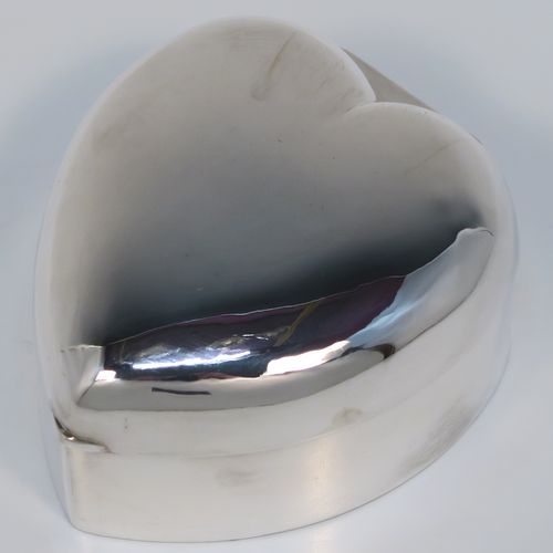 A pretty Antique Edwardian Sterling Silver jewellery box, having a plain heart-shaped body with straight sides, a hinged lid, a gold-gilt interior, and all sitting on a flat base. This beautiful heart-shaped silver jewelery box was made by Mappin and Webb of London in 1907. The dimensions of this fine hand-made antique silver jewellery box are length 9 cms (3.5 inches), width 7.5 cms (3 inches), and height 5 cms (2 inches), and it weighs approx. 102g (3.3 troy ounces).