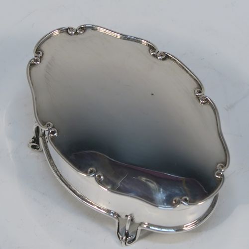 An unusual and elegant Antique Edwardian Sterling Silver jewelery box, having a plain oval-shaped body with straight sides, a slightly domed hinged lid with an applied wire-work scroll border, a gold gilt interior, and all sitting on four wire-work feet. This beautiful silver jewellery box was made by Deakin and Francis of Birmingham in 1904. The dimensions of this fine hand-made antique silver jewellery box are length 11 cms (4.25 inches), width 7.5 cms (3 inches), height 4.5 cms (1.75 inches), and it weight approx. 100g (3.2 troy ounces).   