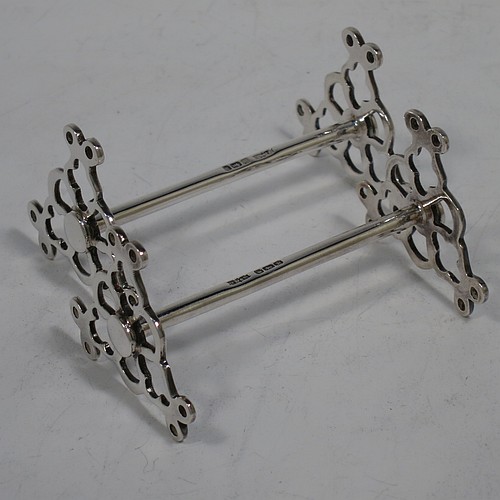 A very pretty Antique Sterling Silver pair of knife rests, with hand-pierced and scroll style rest ends, and plain round central struts. Made by James Dixon Sheffield in 1913. The dimensions of this fine hand-made pair of antique silver knife rests are length 7 cms (2.75 inches), height 4 cms (1.5 inches), and they weigh a total of approx. 47g (1.5 troy ounces).    