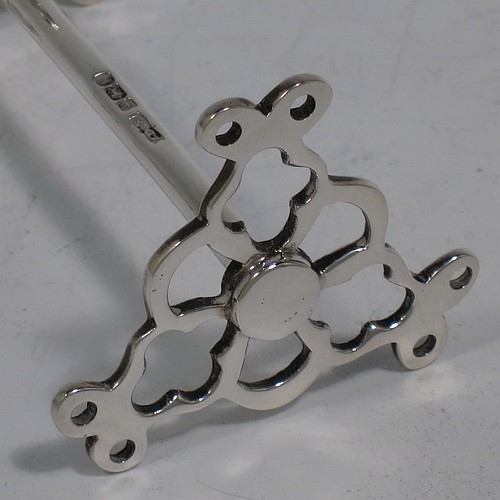 A very pretty Antique Sterling Silver pair of knife rests, with hand-pierced and scroll style rest ends, and plain round central struts. Made by James Dixon Sheffield in 1913. The dimensions of this fine hand-made pair of antique silver knife rests are length 7 cms (2.75 inches), height 4 cms (1.5 inches), and they weigh a total of approx. 47g (1.5 troy ounces).